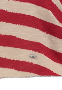 Tissu rayé rouge et beige avec une texture douce, présentant une bordure métallique et une étiquette argentée portant la mention "LARGO."