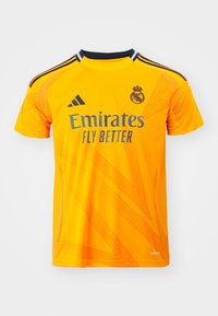 Narančasta sportska majica izrađena od prozračnog materijala, s kratkim rukavima, crnim akcentima i teksturiranim dijagonalnim uzorcima. Prikazan logo 'Emirates Fly Better'.