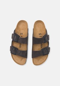 Infradito in suede grigio scuro con due cinturini regolabili e fibbie nere, dotate di una soletta in sughero e una suola texture.