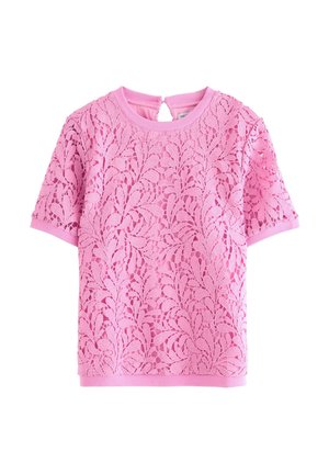 Rosa blus med korta ärmar, med blommig spetsöverdrag och fast innerfodring, med rund halsringning och knappstängning i ryggen.