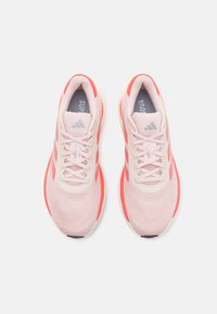 adidas Performance SUPERNOVA STRIDE - Hardloopschoenen voor op de weg - sandy pink/preloved scarlet/alumina