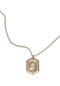 Collier en chaîne en or avec un pendentif hexagonal portant un "S" en relief et un bord décoratif. Texture lisse et finition brillante.