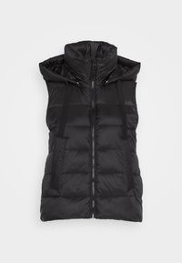 Gilet imbottito nero con colletto alto, chiusura frontale con zip e strap regolabili sul cappuccio. Caratterizzato da pannelli trapuntati e una texture liscia.