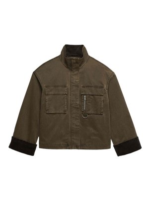 Giacca marrone corta con colletto alto, due tasche a patta frontali, dettaglio con cerniera sulla tasca destra e maniche nere con risvolto.