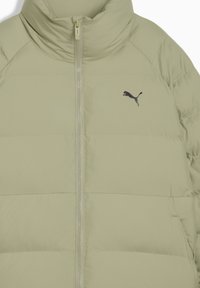 Ljust beige vadderad jacka med frontdragkedja och liten svart Puma-logotyp på vänster bröst.