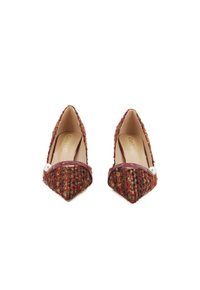 Tacchi alti a punta in tweed rosso e arancione con un accento decorativo in perle e un bordo contrastante color marsala lungo il margine superiore.