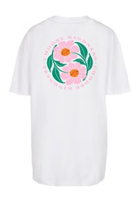 Hvit oversized t-skjorte med et fargerikt blomsterdesign med rosa blomster og grønne blader, omgitt av teksten "VELG VENNLIGHET".