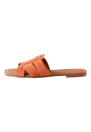 Flache braune Sandale mit breiten überlappenden orangen Riemen mit weißen Nähten, offenem Zeh und quadratischer Sohle.