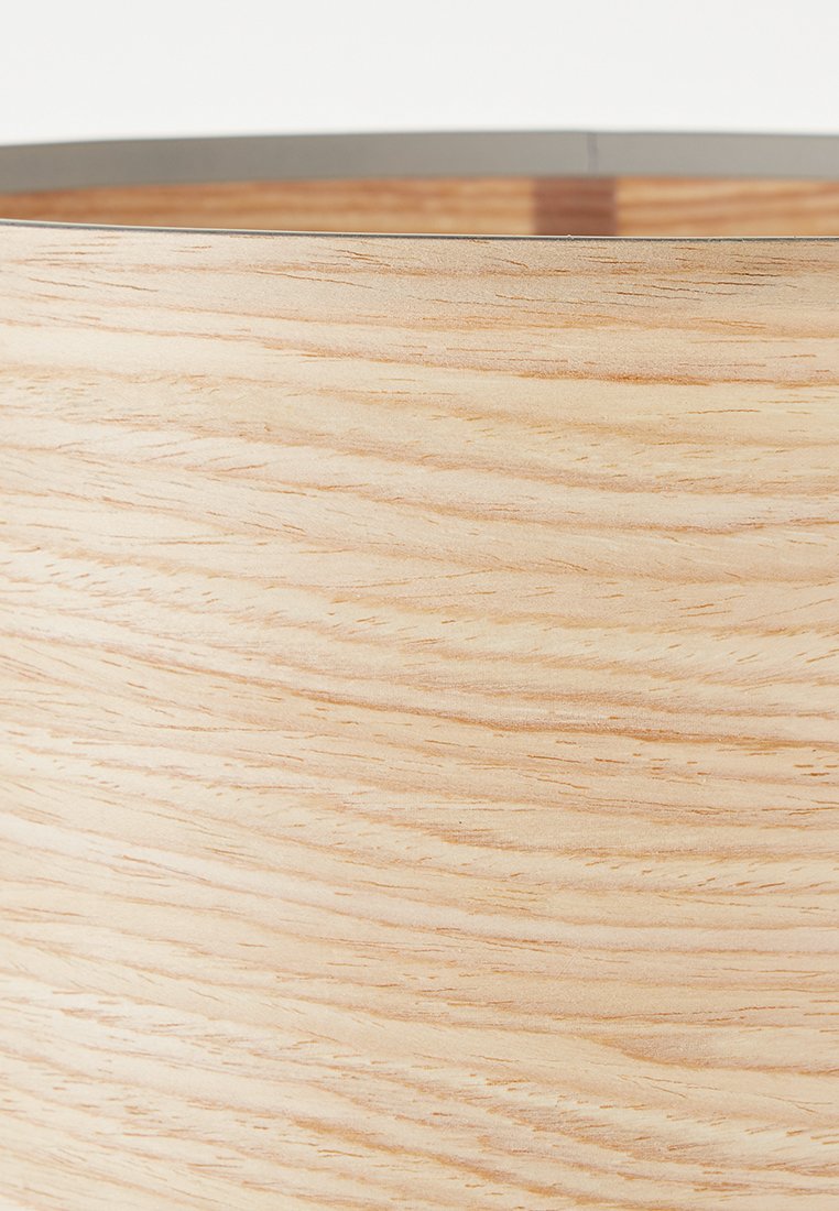 Dřevěný květináč s lehkým přírodním nádechem, s hladkým povrchem a jemnými vzory dřeně, na vrchu zdobený tenkým kovovým okrajem.