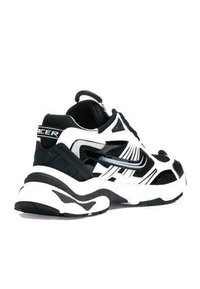 Musta-valkoinen urheilukenkä, jossa on muhkea muotoilu, verkkokangas, teksturoituja yksityiskohtia ja rohkea swoosh-logo sivussa.