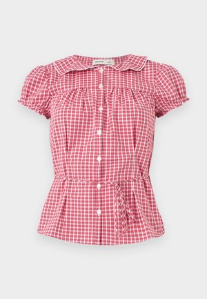Rood-wit geruit kort mouw blouse met knopen aan de voorkant, een kleine ceintuurstrik in de taille en een afgeronde kraag.