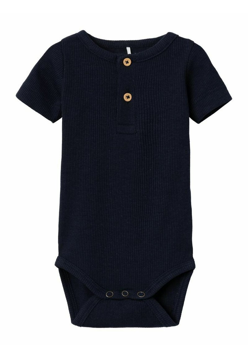 Tmavomodrý rebrovaný bodysuit s krátkymi rukávmi, ktorý má drevené gombíky a patentky na spodnej časti pre jednoduché obliekanie.