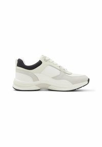 Sneaker bianco con una parte superiore in materiale sintetico liscio, dettaglio nera sul tallone, chiusura con lacci, suola spessa e leggere variazioni di texture sul materiale.