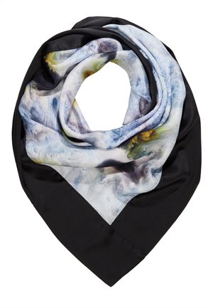Zijdeachtige sjaal dubbelgevouwen in een lus met zwarte randen en een centraal abstract aquarelpatroon in blauwe, gele en grijstinten.