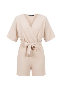 Combinaison courte beige à manches courtes en tissu texturé, col en V croisé à l'avant, avec une ceinture assortie en tissu nouée à la taille.