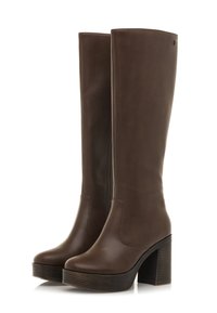 Botas marrones, hasta la rodilla, hechas de cuero sintético suave, con un tacón de bloque con textura de veta de madera y un zipper lateral.