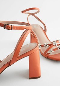 Next FOREVER COMFORT® JEWEL FLOWERS BLOCK HEEL REGULAR FIT - Sandalai - orange
