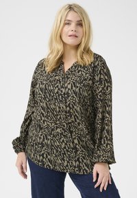 Blusa com taglio ampio in stampa animale marrone e nera, con pettorina con bottoni, maniche lunghe e tessuto testurizzato.
