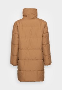 Cappotto imbottito marrone con colletto alto, maniche lunghe e motivo trapuntato orizzontale. Texture liscia; lunghezza fino a metà coscia.