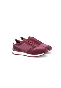 Burgundy athletic shoes with suede and mesh materials, featuring a white heel accent and textured sole. Lace-up design with reinforced stitching.