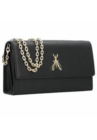 Pochette en cuir noir avec une finition texturée, chaîne en or, et un emblème décoratif d'abeille à l'avant. La fermeture est de type rabat.