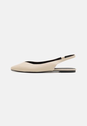 Beiger spitzer flacher Slingback-Schuh mit dünner Sohle und schwarzem Innenfutter, seitlich auf einfarbigem Hintergrund dargestellt.