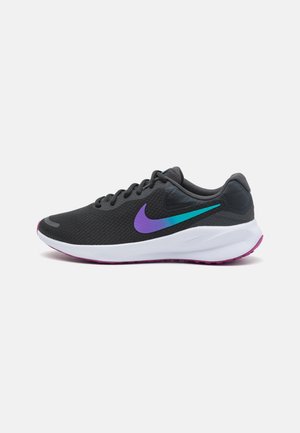 Baskets de sport noires avec un swoosh Nike dégradé du turquoise au violet, semelle blanche, semelle extérieure rose, et lacets noirs sur un fond uni.