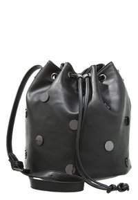 Borsa bucket in pelle nera con chiusura a laccio e grandi borchie circolari argentate lucide. Presenta una lunga tracolla regolabile e una texture morbida.