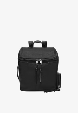 Zaino in pelle nera con superficie testurizzata, maniglia superiore, spallacci regolabili e chiusura a doppia zip. La tasca laterale presenta una zip aggiuntiva.