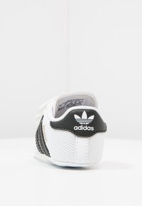 adidas Originals SUPERSTAR CRIB UNISEX - Pirmieji vaiko batukai - white/core black