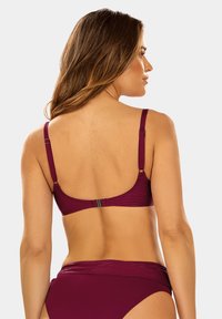 Zestaw bikini w głębokim burgundzie, z cienkimi ramiączkami i teksturowaną powierzchnią. Tył posiada zapięcie na haczyk oraz bezszwowy design.