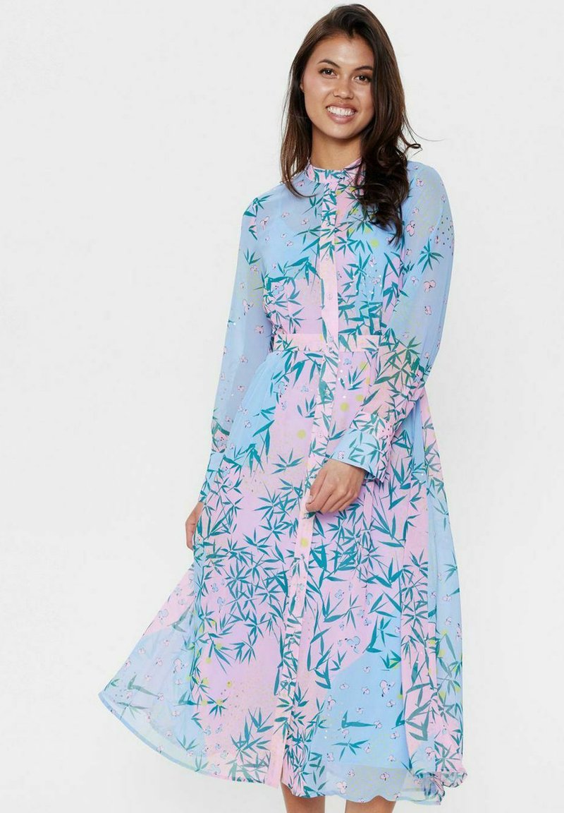 Rochie ușoară și transparentă, cu un model floral și de bambus în nuanțe de albastru și roz. Mâneci lungi, guler și deschidere cu butoane în față.