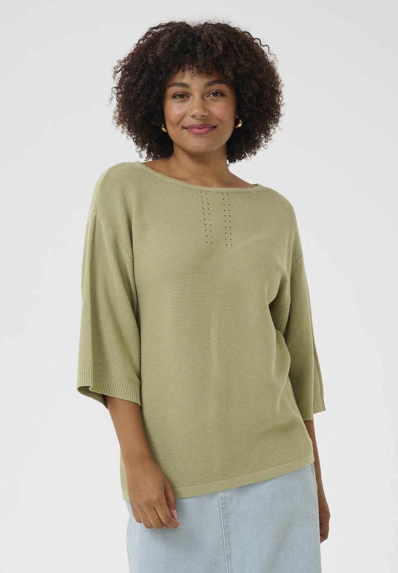 Hellgrüner Strickpullover mit weitem Ausschnitt, 3/4-Ärmeln und subtilen vertikalen Details entlang der Brust; weiche Textur und lockere Passform.