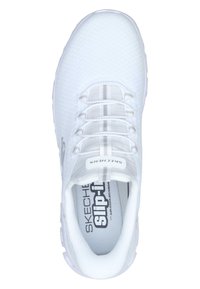 Λευκό αθλητικό παπούτσι με διχτυωτό επάνω μέρος, ελαστικά κορδόνια και επενδεδυμένο κολάρο. Διαθέτει γκρίζα σόλα με το λογότυπο "SKECHERS Slip-In".