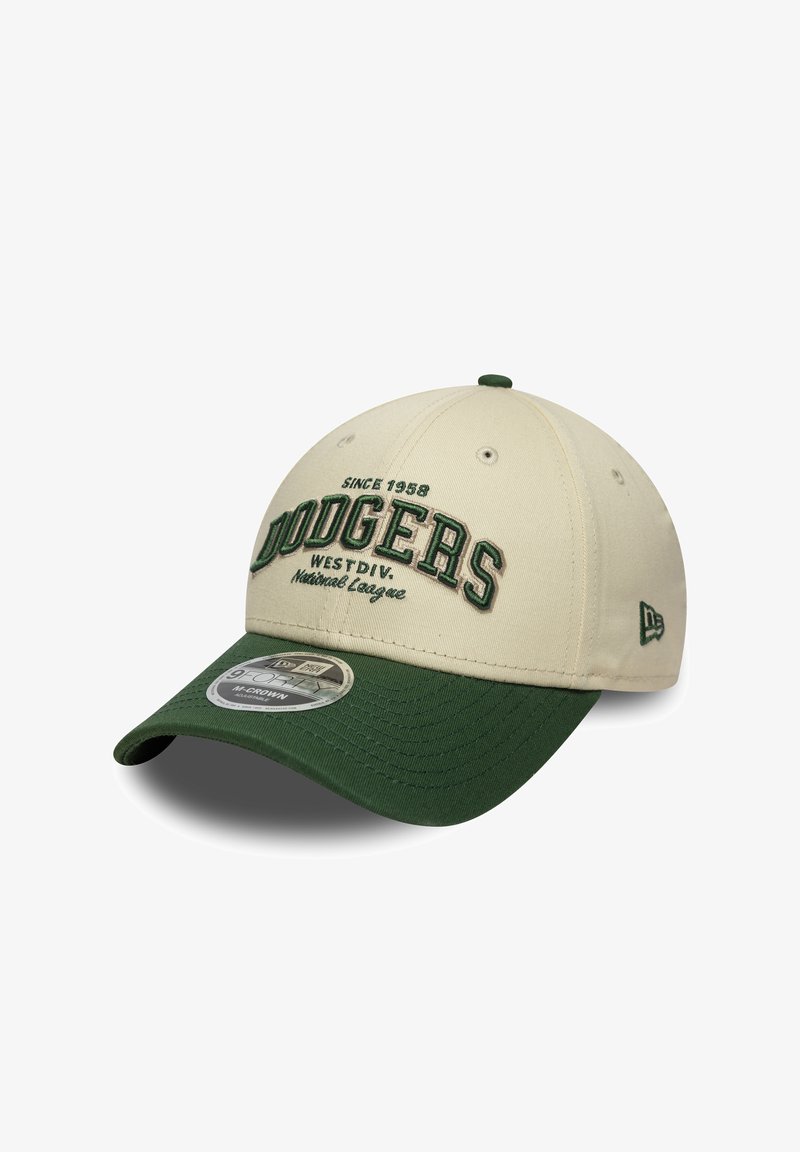Baseballcap med beige krone og grønn skygge. Har brodert "Dodgers"-tekst, "Since 1958" og logo-patch på siden.