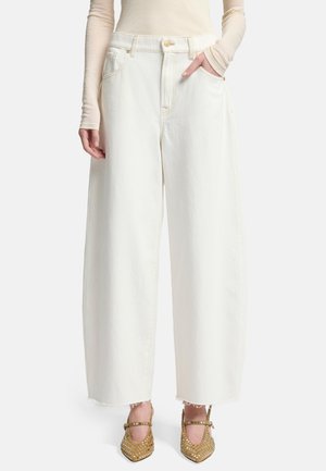 Weiße Jeans mit weitem Bein und hoher Taille, vordere Taschen und fransigem Saum. Der Stoff hat eine glatte Textur und einen klassischen Knopfverschluss.