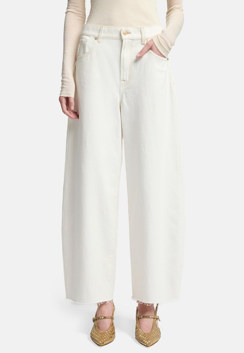 Pantaloni larghi in denim bianco con vita alta, tasche frontali e orlo sfilacciato. Il tessuto ha una texture liscia e chiusura con bottone classico.