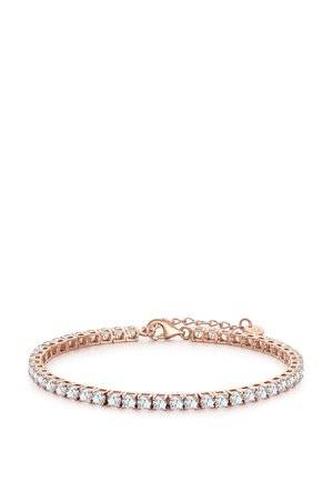 Pulsera de tenis de oro rosa con piedras preciosas redondas y transparentes y cierre de langosta sobre fondo blanco.
