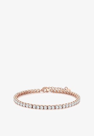 Bracelet de tennis en or rose avec des pierres précieuses rondes et transparentes et un fermoir en forme de homard sur fond blanc.