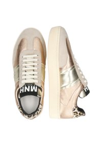 Sneakers beige e oro metallico con tomaia in pelle liscia, dettagli a stampa leopardo e suola in gomma bianca con lacci.