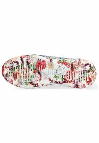 Semelle de sneaker à motif floral, avec des fleurs colorées dans des teintes rouges, roses et vertes, et dotée d'une texture antidérapante et de découpes pour la ventilation.