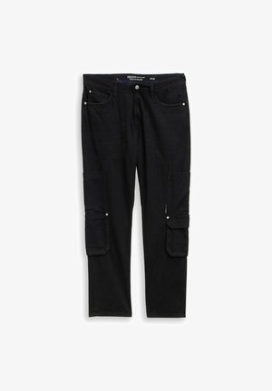Zwarte cargobroek in ontspannen pasvorm met voorzakken, knoopsluiting, riemlussen en twee grote klepzakken op de benen.
