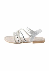 Zilveren sandaaltjes met bandjes en een platte zool, voorzien van leren look bandjes en een gestructureerde binnenzool. Gespsluiting op de enkelband.