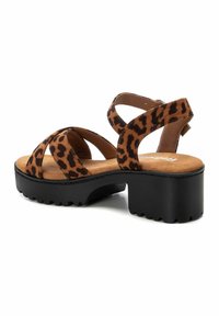 Sandalias de plataforma con estampado de leopardo, suela de goma negra, correa de tobillo ajustable y tiras cruzadas de suave ante.
