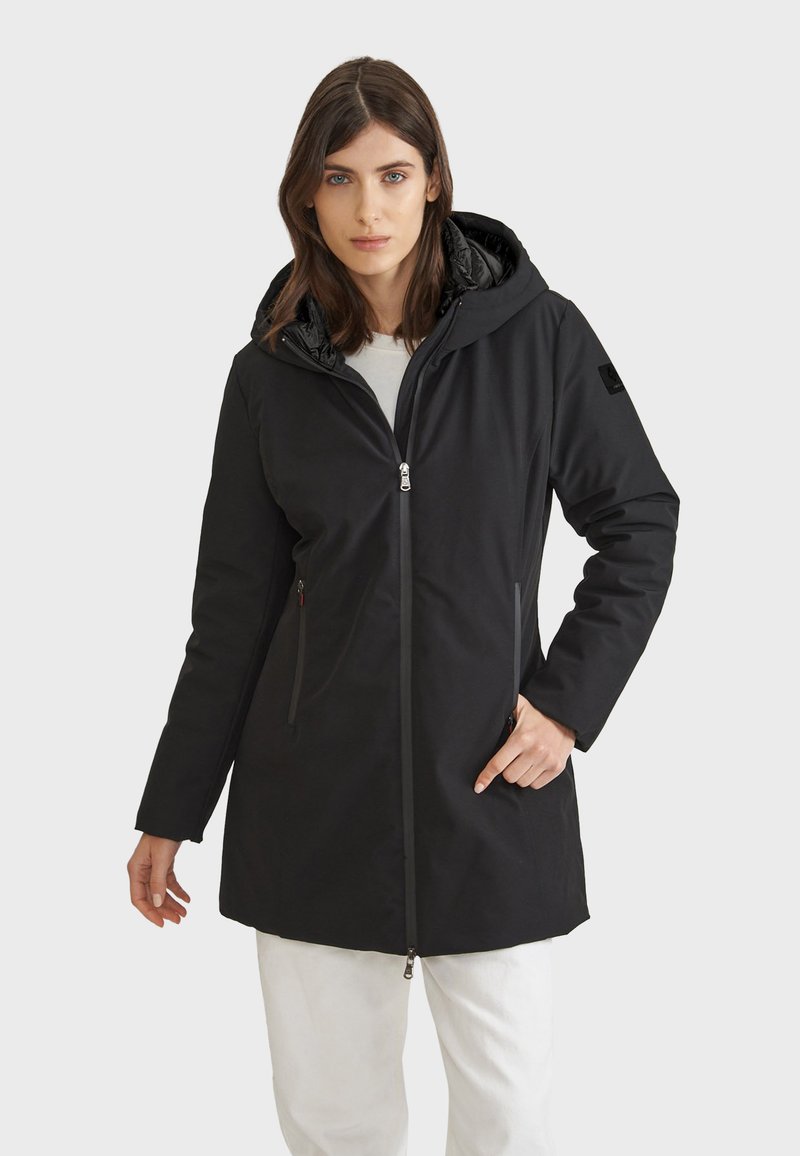 Zwarte hoodie-jack met een ritssluiting en twee zijzakken. Heeft een gladde buitenstof en een gewatteerde binnenvoering.