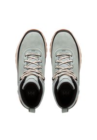 Botas de senderismo gris claro con acabado de ante, puntera redondeada y cordones beige. Cuentan con suelas de goma y una lengüeta en el talón.
