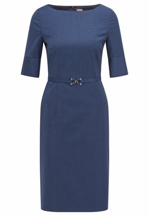 Blauwe jurk tot op de knie met ellebooglange mouwen, boothals en een dunne riem met een zilveren gesp in de taille.