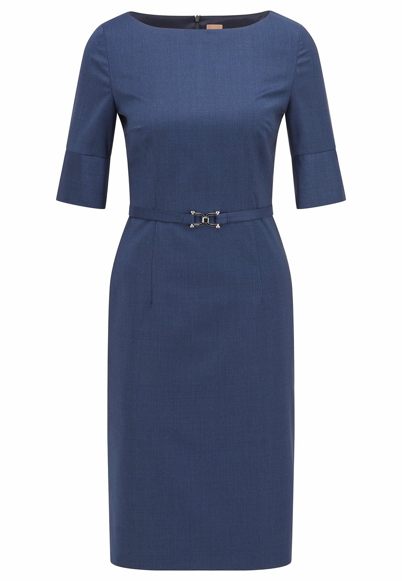 Robe bleue longueur genoux avec manches aux coudes, encolure bateau et une fine ceinture avec une boucle argentée à la taille.