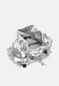 Bolso de mano con lentejuelas en plata, con adornos metálicos circulares, un interior de tela suave y una cremallera con un tirador de cadena plateada.