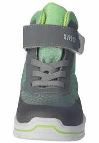 Zapatilla alta en verde y gris, con tela de malla, una correa de Velcro y agujetas grises. Suela de goma con acentos verdes.